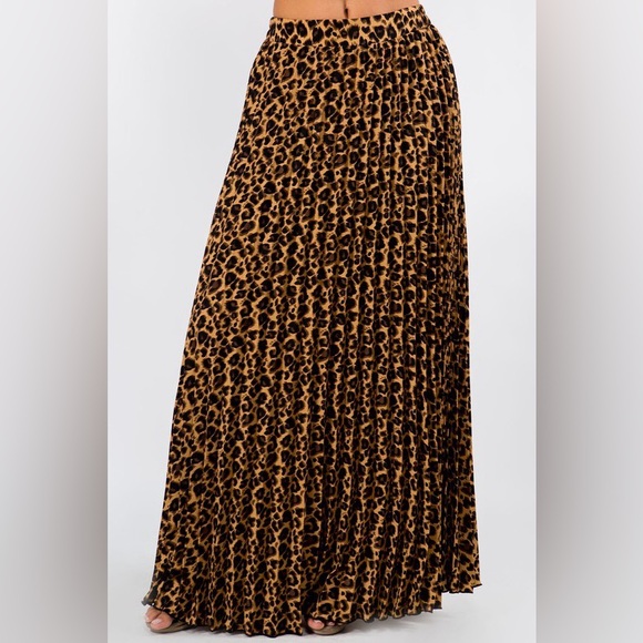 Women’s Leopard Pleated Skirt - (Small - Large) - NWT - Picture 2 of 2